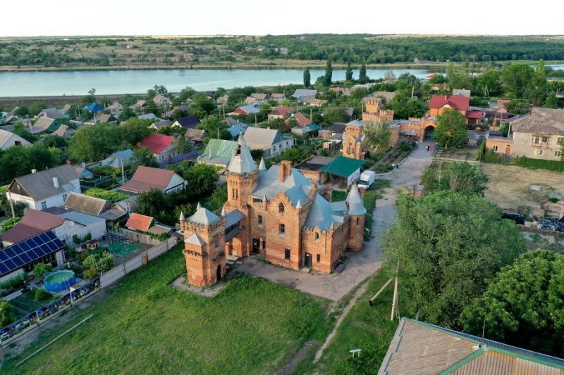 Замок Попова показали с высоты птичьего полета