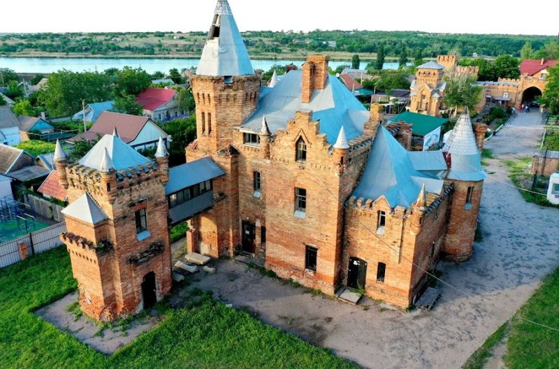 Замок Попова показали с высоты птичьего полета