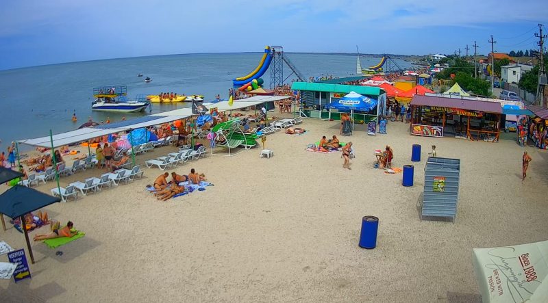 Центральный пляж Бердянска заполнен отдыхающими - фото