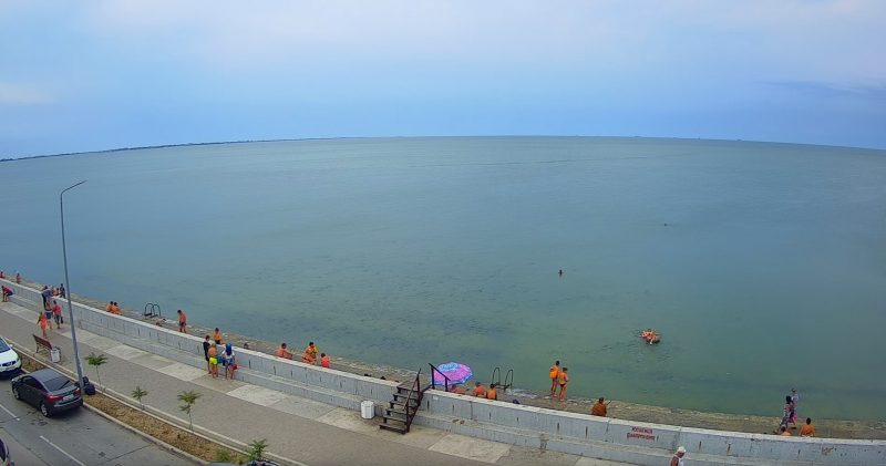 Центральный пляж Бердянска заполнен отдыхающими - фото