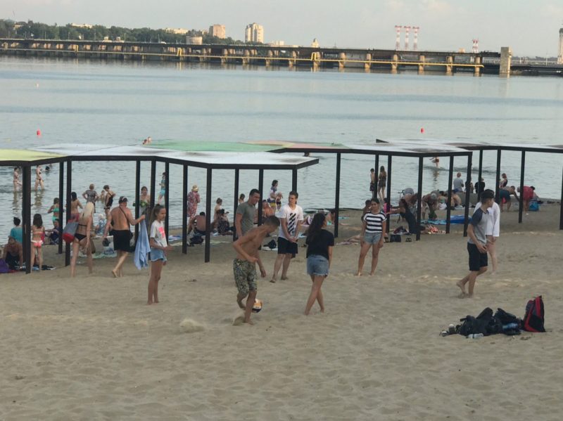 Далеко не все отдыхающие соблюдают дистанцию на пляже в Запорожье