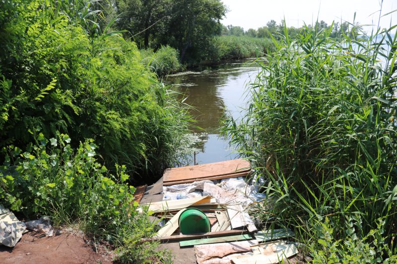 Малые реки в Запорожье утопают в мусоре и нечистотах