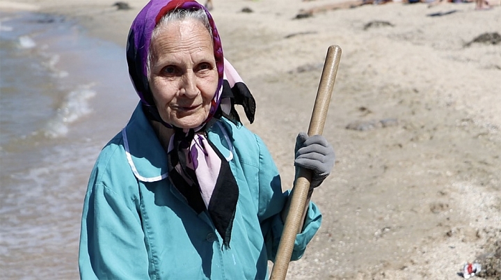 75-летняя жительница Бердянска сама убирает пляж 