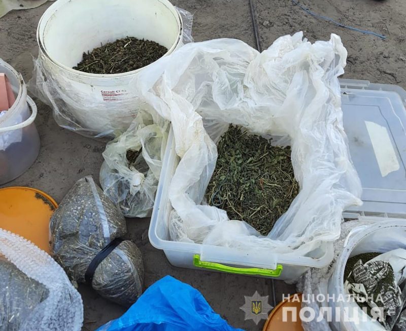 Пенсионер из Запорожской области хранил наркотики в ведрах