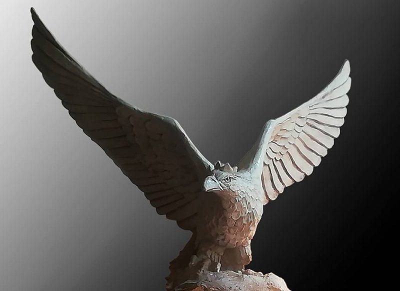 Скульптор из Запорожья создала скульптуру орла с герба Польши - фото