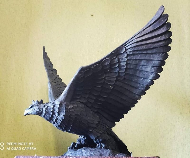Скульптор из Запорожья создала скульптуру орла с герба Польши - фото