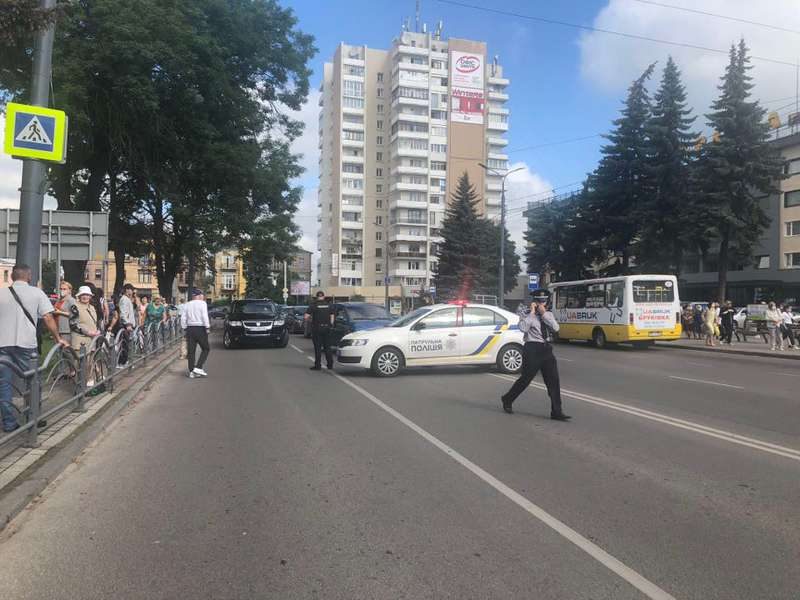 В центре Луцка мужчина захватил автобус с около 20 заложниками, при себе имеет взрывчатку и оружие, отметили в полиции