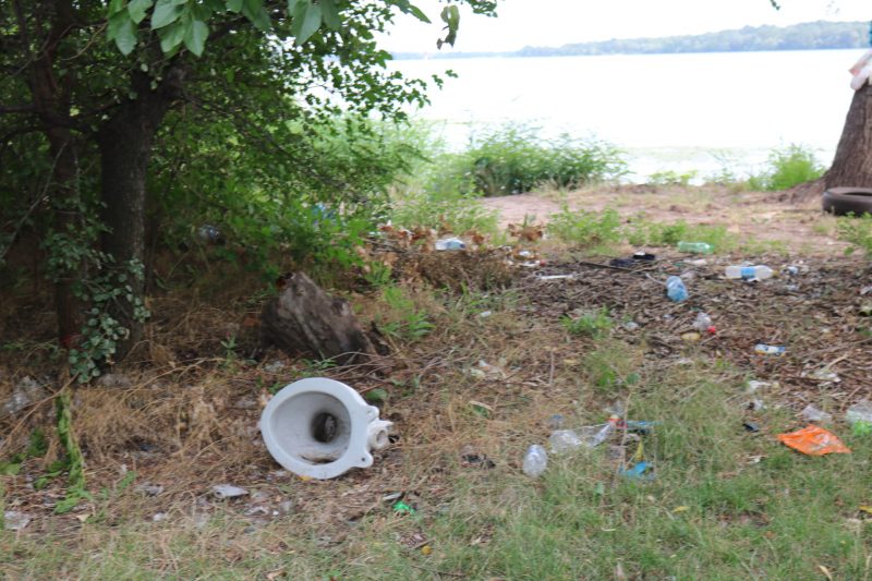 В Запорожье берег Днепра убрали от мусора - фото