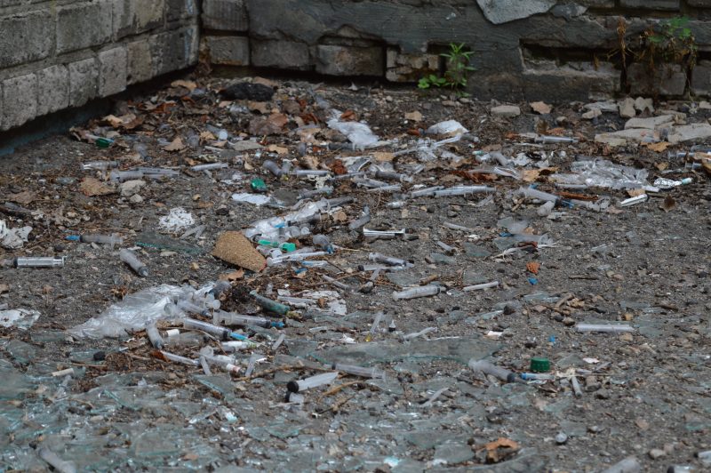 Запорожцы убрали опасный мусор с территории заброшенного детского сада
