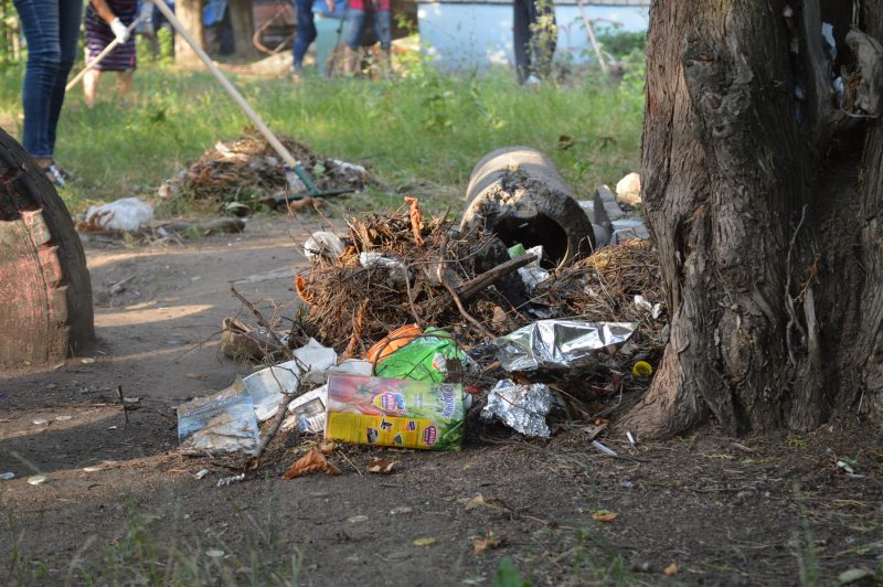 Запорожцы убрали опасный мусор с территории заброшенного детского сада