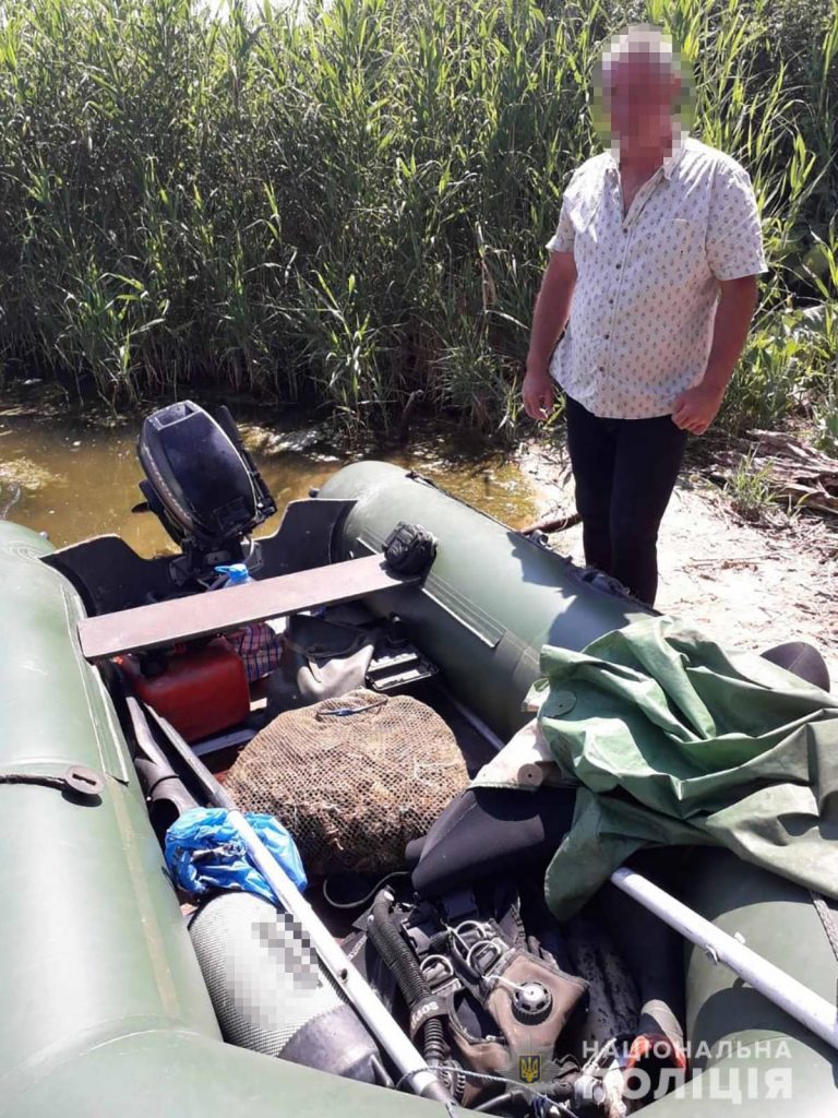 Браконьер незаконно ловил раков в Каховском водохранилище