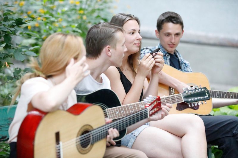 Запорожская молодежь хором спела песню из фильма «Весна на Заречной улице»