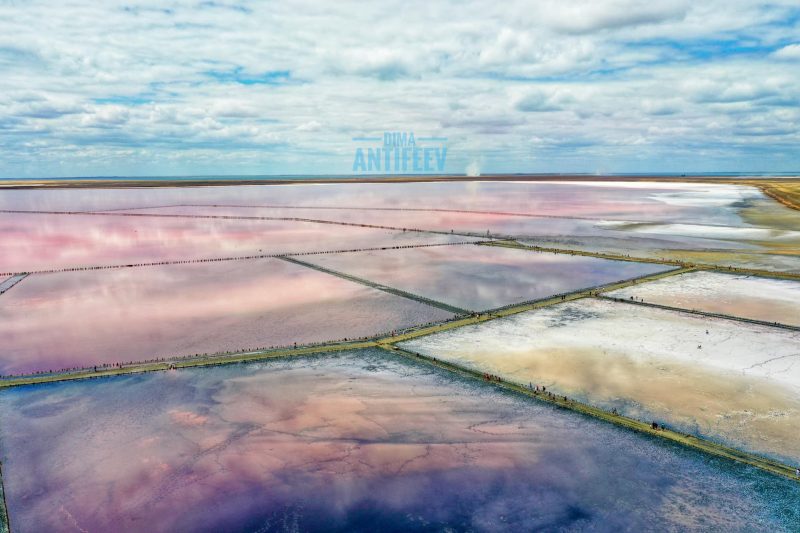 Розовое озеро на Арабатской стрелке завораживает своей красотой