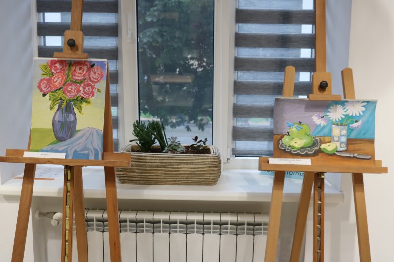 Живописные пейзажи и реалистичные натюрморты - в Запорожье открылась выставка юной художницы