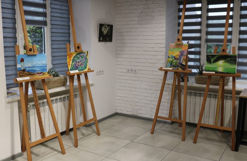 Живописные пейзажи и реалистичные натюрморты - в Запорожье открылась выставка юной художницы