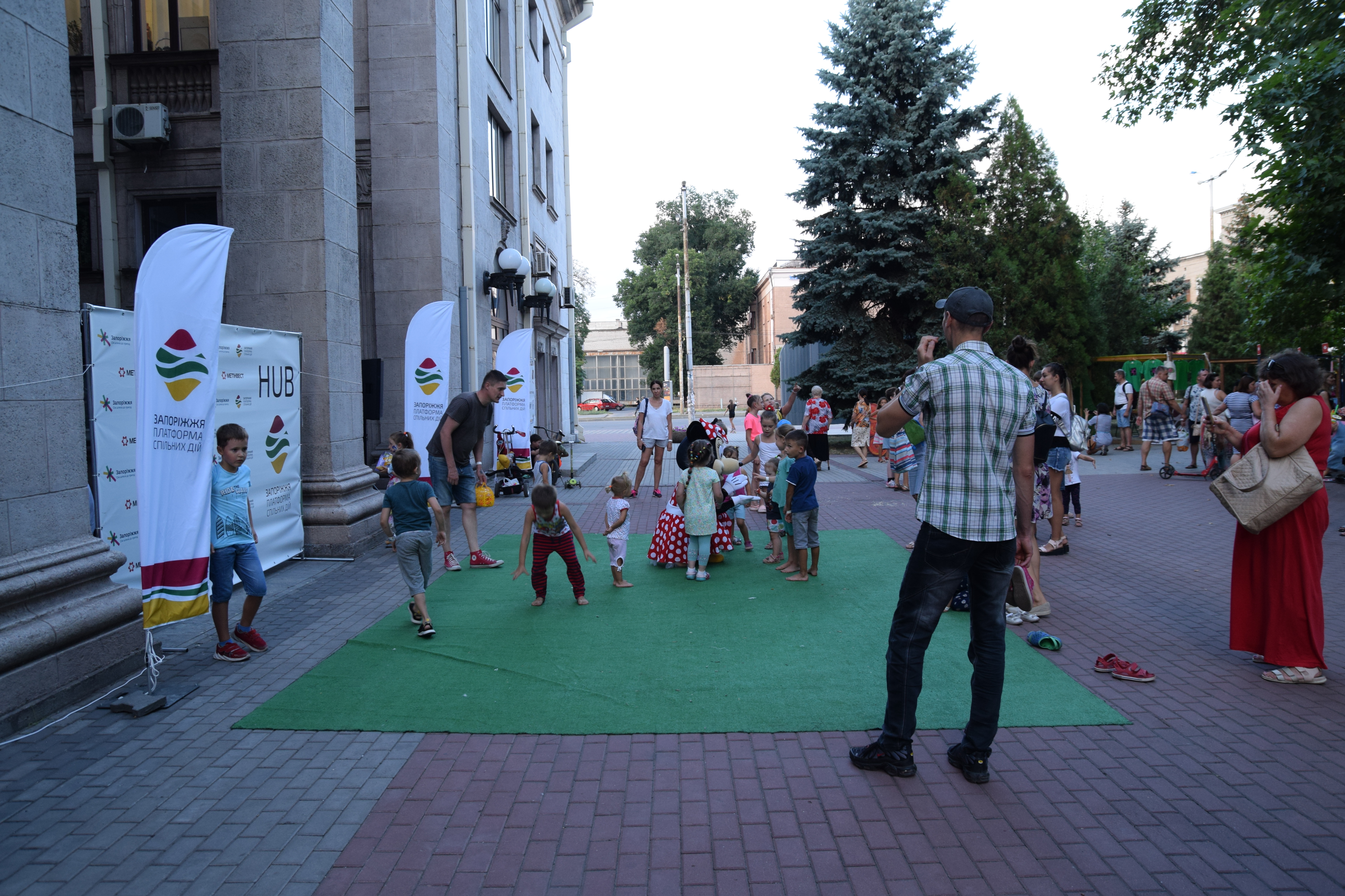 На фестивале "Книголесье" дети вместе с актерами запорожского театра стали героями особенной сказки