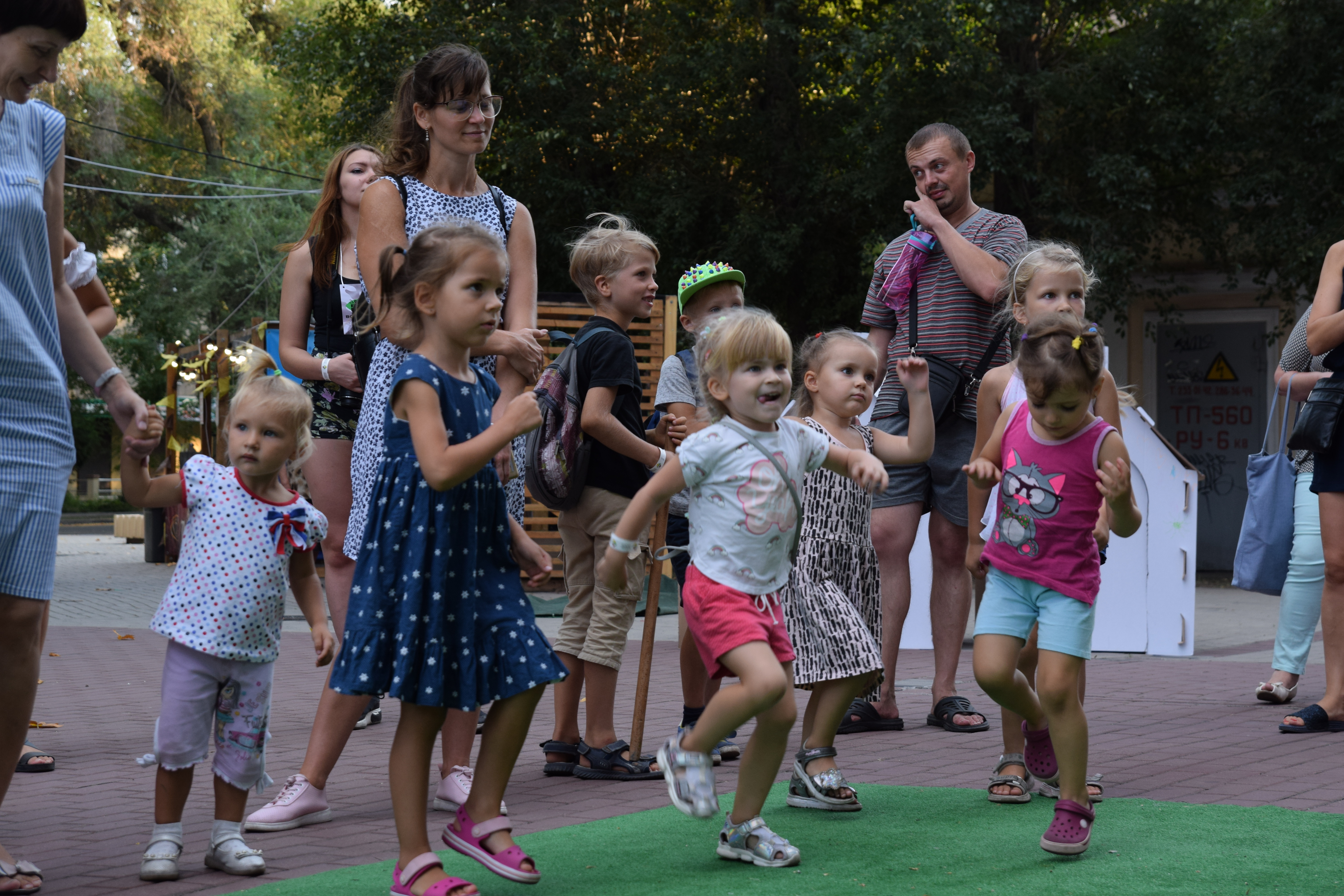 На фестивале "Книголесье" дети вместе с актерами запорожского театра стали героями особенной сказки