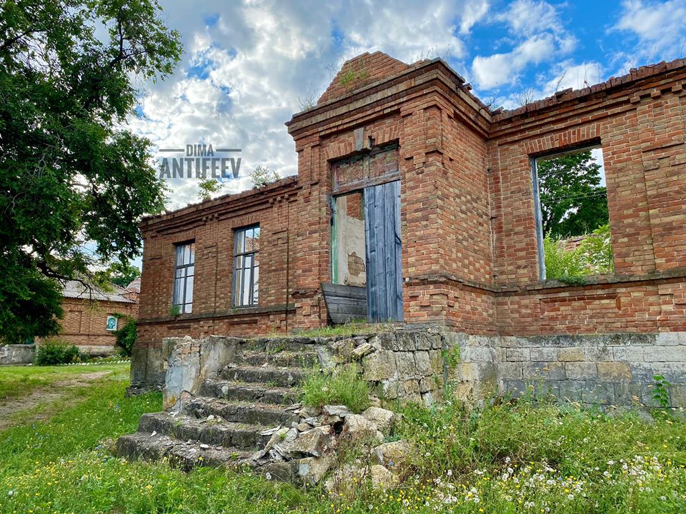 Известный блогер показал красоту старинных зданий в селе Запорожской области