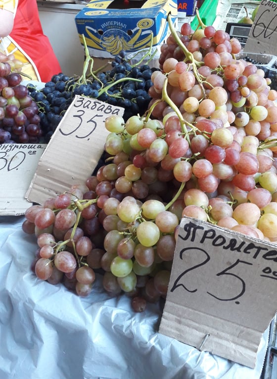 виноград на рынке