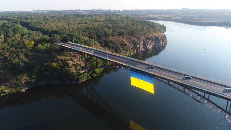 У Запоріжжі над Дніпром встановили символ єднання українців