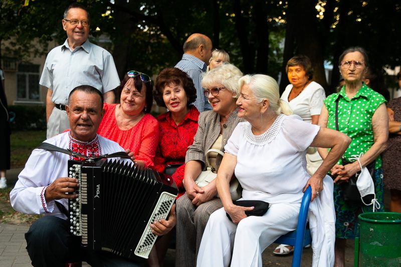 В одном из районов Запорожья пенсионеры танцевали и вспоминали молодость