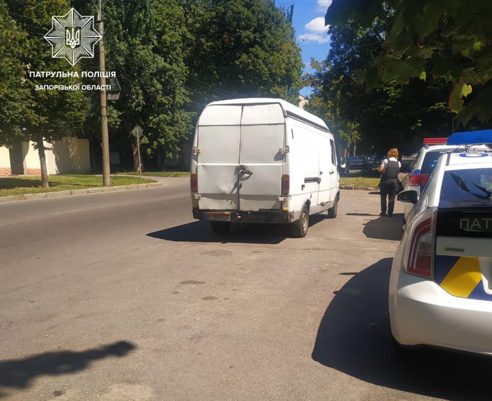 В Запорожье нетрезвый водитель подкинул взятку полицейским