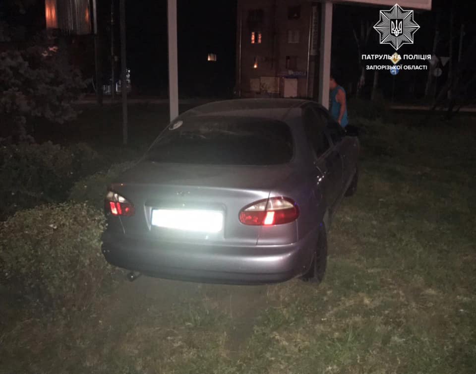 В Запорожье нетрезвый водитель после ДТП прятался от патрульных в подъезде