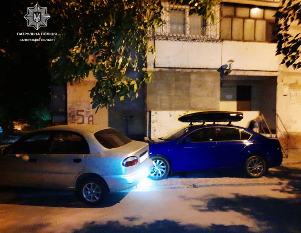 В Запорожье нетрезвый водитель после ДТП прятался от патрульных в подъезде