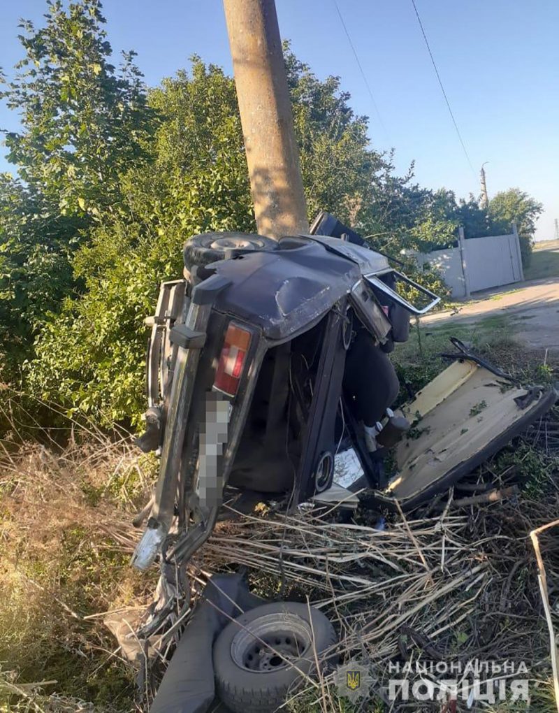 В Запорожской области автомобиль въехал в электроопору - водитель погиб