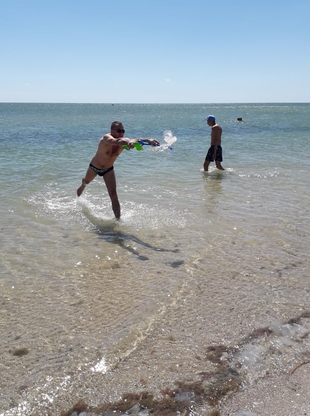В Новоконстантиновке на пляже отдыхающие вытаскивают из моря медуз