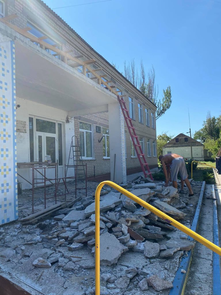 В Охримовской школе начали ремонт крыльца