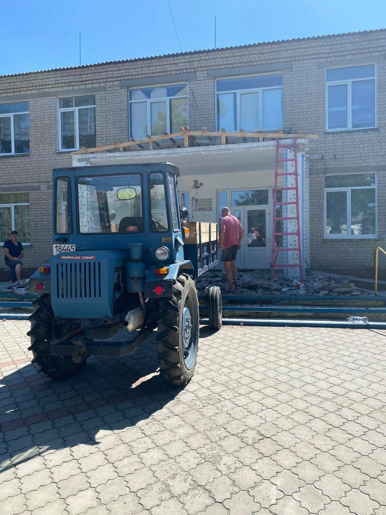 В Охримовской школе начали ремонт крыльца