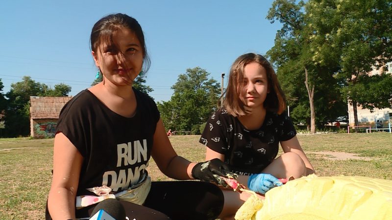 ученицы школы № 17 Марина Мурадова и Алина Сивак