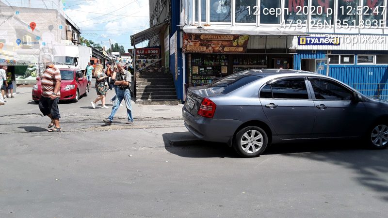 Возле Центрального рынка Запорожья водители массово паркуются с нарушениями 