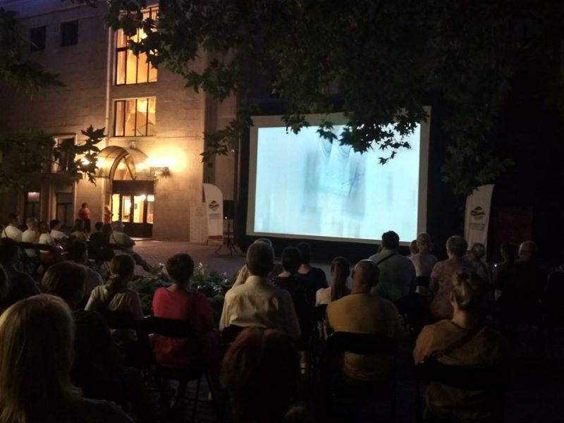 В рамках АртФорума в сквере возле областной филармонии демонстрируют фильм "Мої думки тихі"