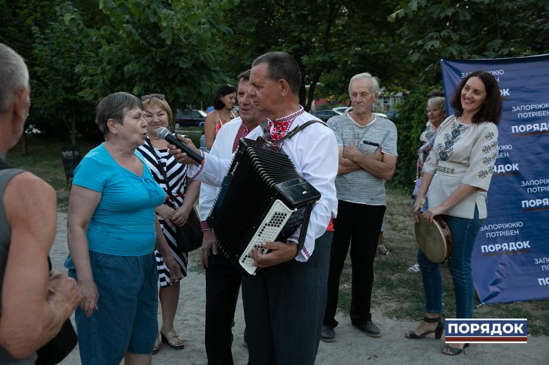 Жители спального района Запорожья собрались на музыкально-танцевальный вечер