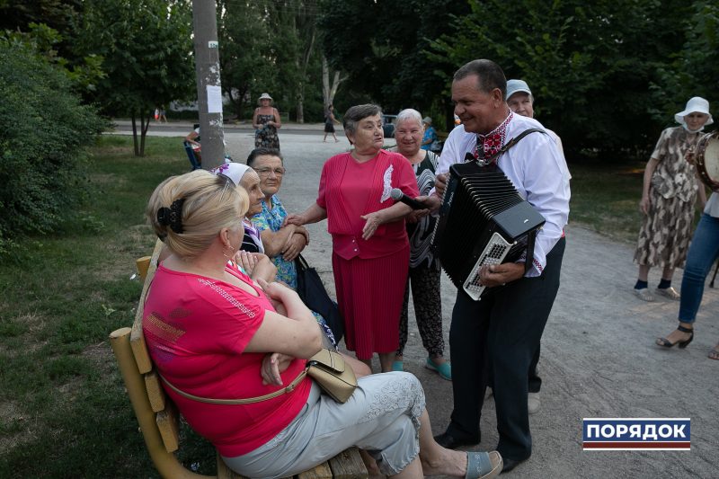 Жители спального района Запорожья собрались на музыкально-танцевальный вечер