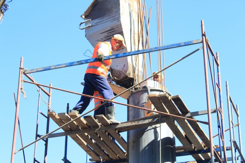 Как продвигается ремонт колонн на Алее Трудовой Славы в Запорожье 