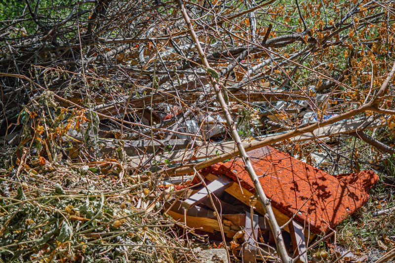 Каждый день жители спального района Запорожья видят горы мусора под окнами своего дома