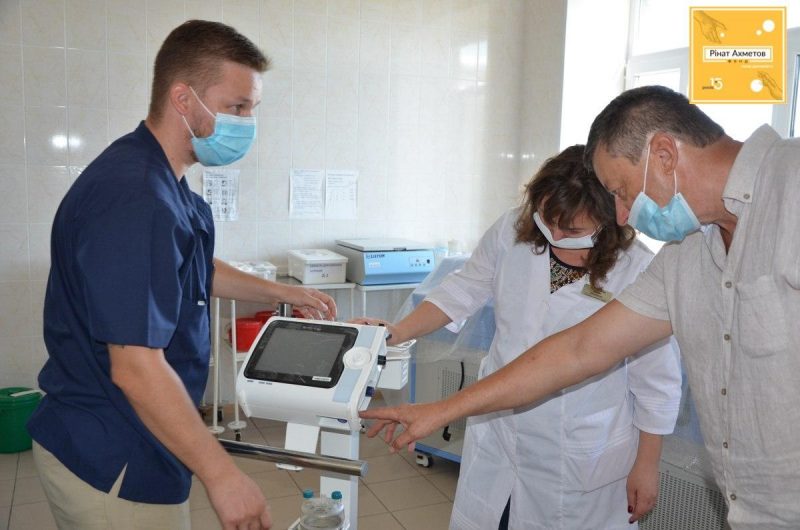 Медики Добропілля отримали два висококласних апарати ШВЛ від Фонду Ріната Ахметова і ДТЕК