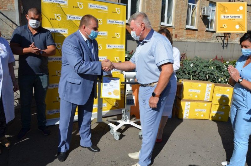 Медики Добропілля отримали два висококласних апарати ШВЛ від Фонду Ріната Ахметова і ДТЕК