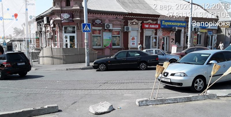 На центральном рынке Запорожья водители паркуются прямо на трамвайных путях