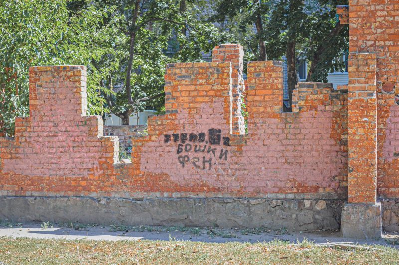 Опасная близость: в Запорожье со старой крепости кирпичи обваливаются прямо на детскую площадку