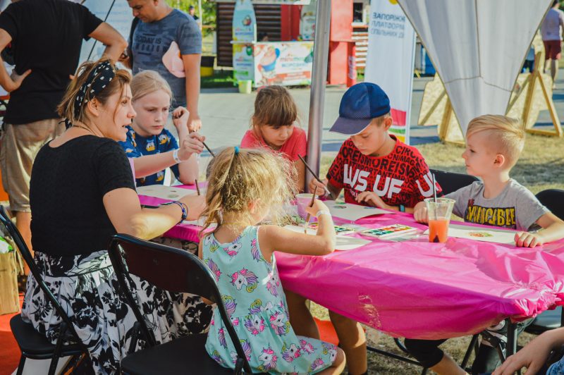 Творчество без границ – в Запорожье проходит детский фестиваль «Книголесье»