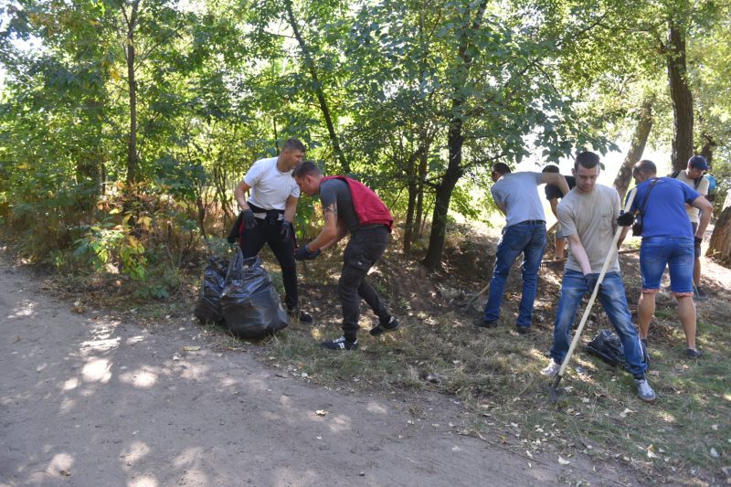 У Запоріжжі сміття біля Дніпра прибирали за допомогою екскаватора