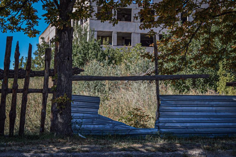 В спальном районе Запорожья десятки лет пустует недостроенный автобусный парк