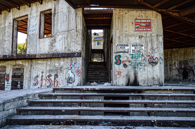 В спальном районе Запорожья люди жалуются на заброшенное недостроенное здание