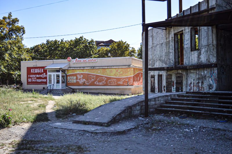 В спальном районе Запорожья люди жалуются на заброшенное недостроенное здание