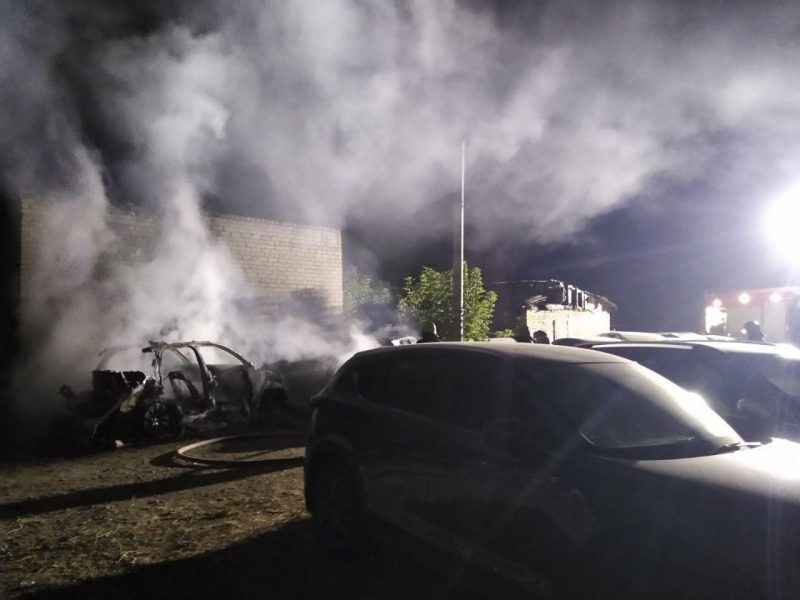 В Запорожье ночью на автостоянке горели машины