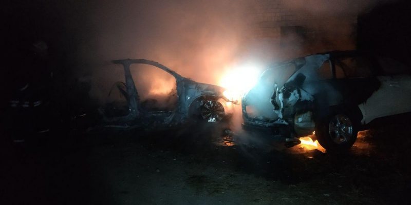 В Запорожье ночью на автостоянке горели машины